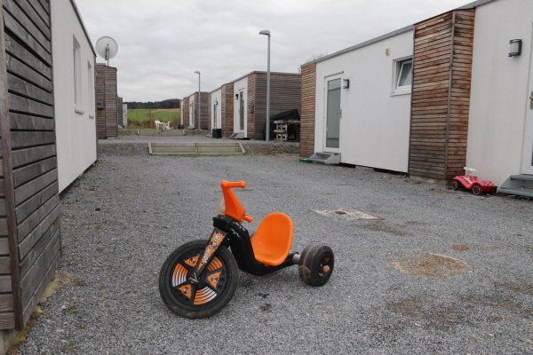 Wirkt verlassen: eine der kleinen Siedlungen mit mobilen Bungalows, die für Geflüchtete in Lage errichtet worden sind. - © Knut Dinter