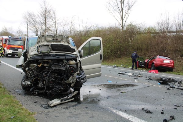 Bei einem Unfall auf der Ostwestfalenstraße sind im März des vergangenen Jahres fünf Menschen, darunter ein Kleinkind, zum Teil schwer verletzt worden. - © Daniel Hobein