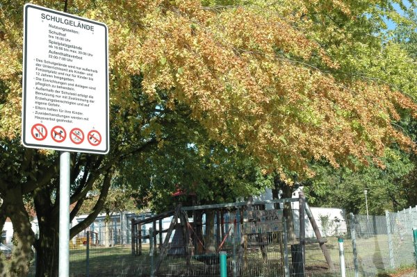 Aufgrund von Vandalismus, Lärm, Ordnungswidrigkeiten und Straftaten auf dem Gelände von Realschule und Grundschule „In der Senne" soll es dort Zäune geben. - © Manfred Brinkmeier