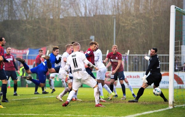 Das Kopfball-Tor von Rödinghauens Torhüter Alexander Sebald im Spiel gegen Wuppertal. - © Joel Beinke