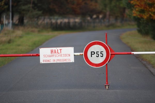 Die Senne ist bei militärischen Übungen für den Durchfahrtsverkehr gesperrt. - © Jens Reddeker
