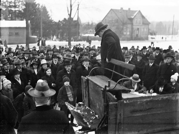 Wahlkampf 1933: Auf dem Oerlinghauser Marktplatz versammeln sich die Bürger vor den letzten freien Wahlen um einen SPD-Redner. Doch Ende Januar 1933 siegten in Deutschland die Nationalsozialisten.  - © Repro: Horst Biere/Quelle: Arch. Freilichtmuseum