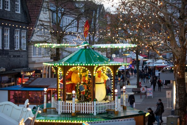 Kirmestrubel: Auf dem Kronenplatz ist das „No Limit" vertreten, bei den Lions im Rosental schenken Professor André Stärk, Dr. Harald Pohlmann, Dr. Armin Plaschke, Anton Stärk und Ekkehard Höver Punsch aus und auf dem Marktplatz dreht sich die Weihnachtspyramide. - © Torben Gocke