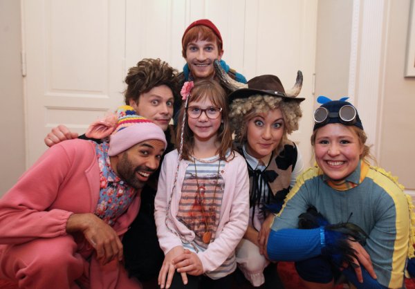 Die siebenjährige Hannahmit den Schauspielern (von links) Markus Subramania, André Lassen, Paul Gräntzel, Constanze Rückert und Wenja Imlau. - © Vera Gerstendorf-Welle