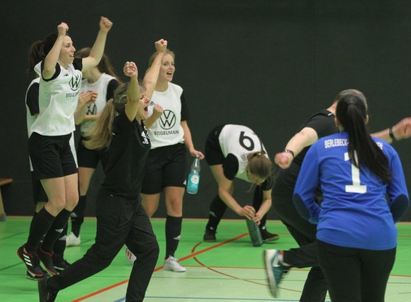 Riesengroßer Jubel: Mannschaftsverantwortliche Jacqueline Bierbaum und das BHK-Team freut sich über den Finaleinzug. Der B-Ligist fährt mit dem Männerteam zur Endrunde nach Lemgo. - © Sebastian Lucas