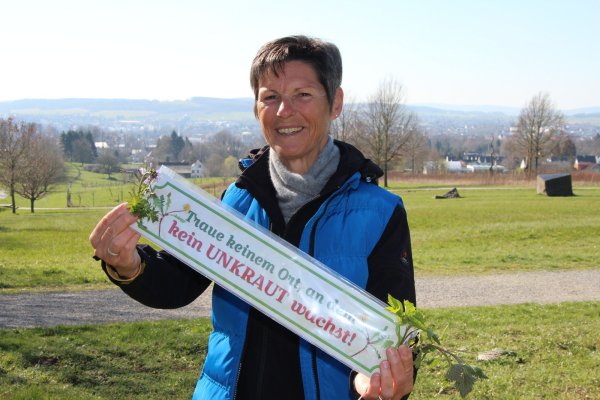 Gudrun Koch ist Kräuterpädagogin und setzt auf die gesunde Kraft des Grüns auf Wiese und am Wegesrand. Jeden Tag bereitet sie sich einen leckeren und gesunden Salat, Smoothies oder ein Topping aus den sogenannten Unkräutern zu.  - © Katrin Kantelberg(LZ)