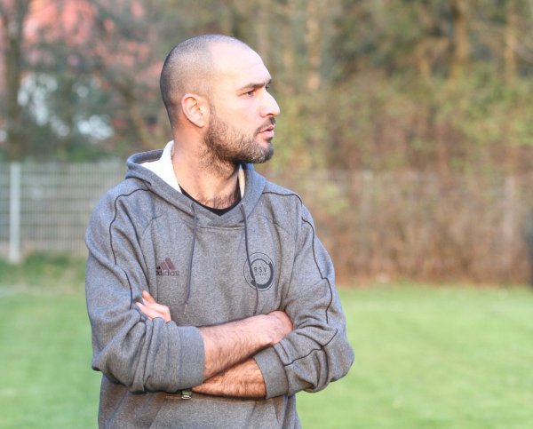 Engagiert an der Seitenlinie: Hane Younes hat am Dienstagabend zum ersten Mal bei der ersten Mannschaft des RSV Hörste die Verantwortung an der Seitenlinie getragen. - © Sebastian Lucas