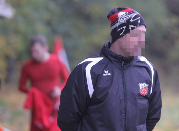 Eisernes Kreuz und Totenkopf: Diese Mütze erregt Anstoß. - © Ingo Büchel