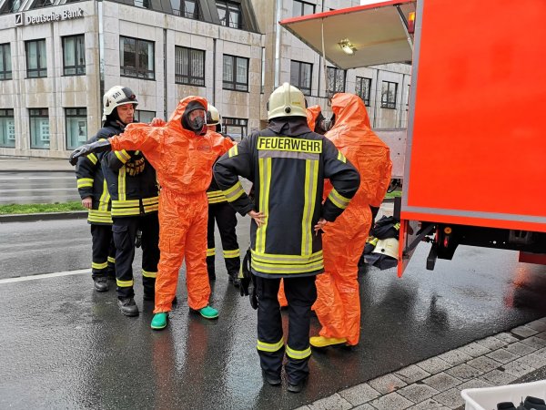 Die Feuerwehrmänner schlüpften in orangene Schutzanzüge, um sich vor dem Stoff zu schützen. - © Ilja Regier