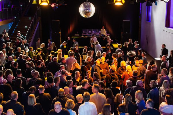 Rund 600 Gäste feierten in der ausverkauften Stadthalle die Kult-Musikkneipe "Hunky Dory". - © Raphael Bartling