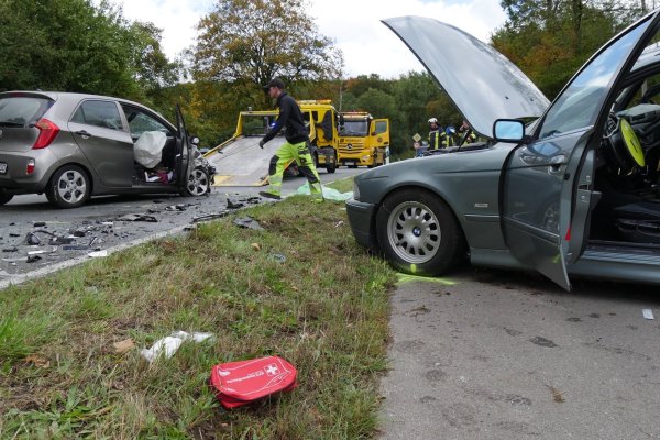 Unfall in Schönemark: Der BMW hatte einen Fahrschulwagen in Fahrtrichtung Detmold überholt und war dabei ins Schleudern geraten und dann mit seiner rechten Seite in den entgegenkommenden Kia geprallt. Für Rettungs- und Aufräumarbeiten musste die B239 komplett gesperrt werden. - © Jost Wolf