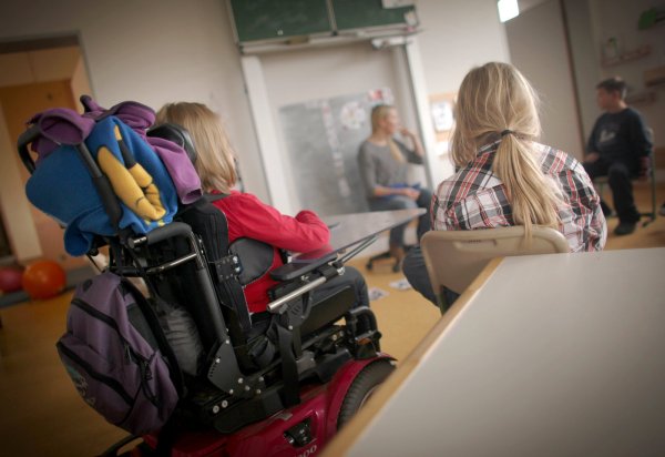 Sprechen kann helfen: Wer mit einem behinderten Kind lebt, steht oft vor Herausforderungen, im Alltag, im Umgang mit Behörden, im Umfeld. Der Austausch mit Betroffenen kann Mut machen, unterstützen, aber auch dem Informationsaustausch dienen. - © Fredrik von Erichsen/dpa