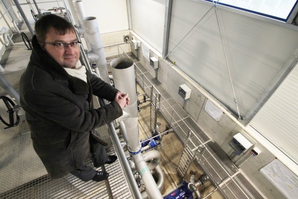 Neue Technik: Ingenieur Frank Waermer im Gebäude mit den Filtern der Barntruper Kläranlage. - © Jens Rademacher