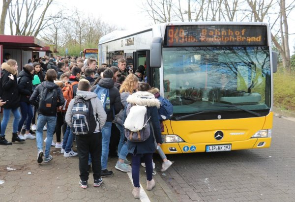 Schüler warten am Zentrum Aspe auf den Bus. SPD und Jungsozialisten fordern jetzt ein Gratis-Ticket für den Stadtbus, das auch in der Freizeit gilt. - © Archivfoto: Alexandra Schaller