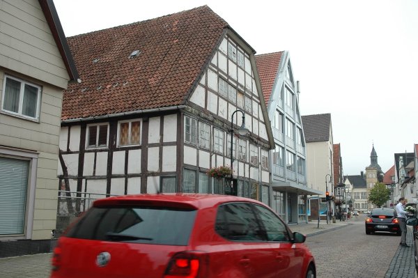 Gekauft von der Stadt: Das Haus Tille-Reinecke in der Mitte an der Mittelstraße in Horn. - © Manfred Brinkmeier