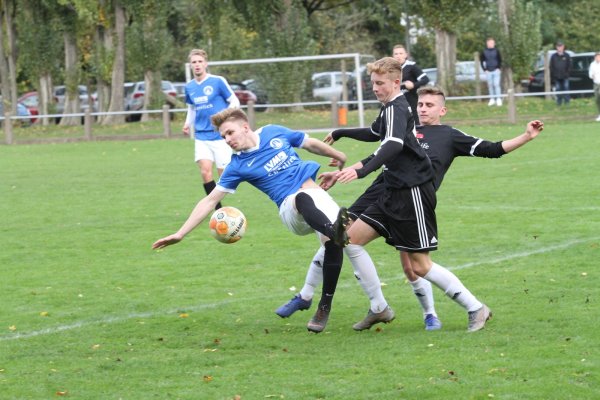 Dreikampf: Lemgos torgefährlicher Angreifer Markus Esko (links) wird von Werl-Aspes Niklas Haupt und Alexander Bolschew (rechts) attackiert.  - © Dietmar Welle
