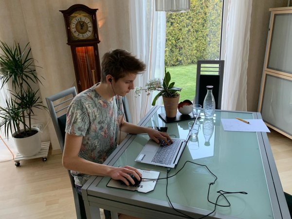 Während der Quarantäne vertreiben sich die drei ihre Zeit vor allem online. Computerspiele spielen, mit Freunden telefonieren oder für das Abitur lernen, so überbrücken Jason Veensma, Filia Herden und Carolin Pohl die Zeit in der Quarantäne. Carolin Pohl möchte in dem Artikel ohne Foto erscheinen. - © Jason Veensma