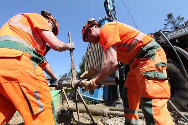 Daniel Dämgen (links) und Thomas Kopka bei der Arbeit an dem Bohrer. - © Vera Gerstendorf-Welle