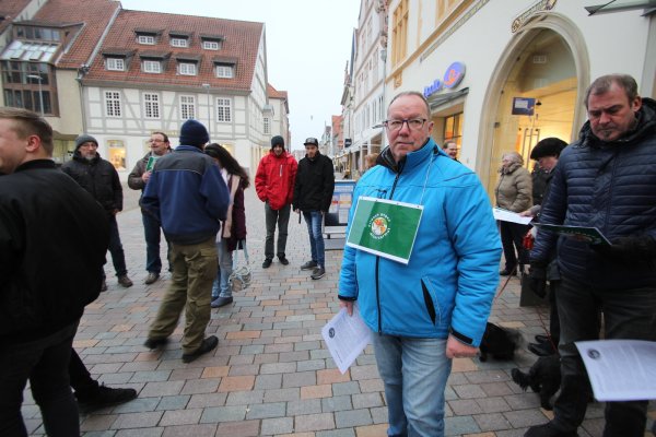 Wolfgang Schnur und einige Mitstreiter hielten am Freitag eine Mahnwache auf dem Lemgoer Marktplatz. - © Jens Rademacher