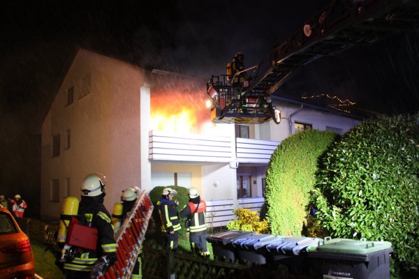 Eine Scheibe des Wohnhauses war geplatzt, die Flammen schlugen den Wehrleuten bereits entgegen. - © Feuerwehr Horn-Bad Meinberg