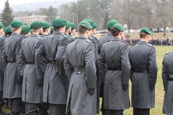 Soldaten halten sich bereit. - © Bernard Preuss