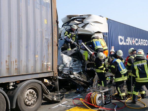 Bei einem schweren Unfall auf der A 44 zwischen der Anschlusstelle Lichtenau und dem Kreuz Bad Wünnenberg-Haaren fuhr ein Sattelzug auf einen Kleinbus und einen anderen Lastzug auf. - © Ralph Meyer