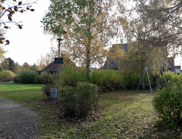 Mittendrin: Der Spielplatz Diesterwegstraße liegt dicht an den Häusern. Junge Familien wünschen eine Aufwertung der Anlage, ältere Anwohner möchten den Platz schließen. Im Städtebaukonzept der Gemeinde ist eine Verlegung des Platzes an den Rand der Siedlung vorgeschlagen worden. - © Thomas Dohna