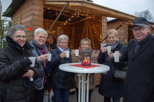Weihnachtsstimmung: Claire Marienfeld-Czesla, Bärbel Hesse, Ruth Stölting, Bertraud Kroos, Ingrid Schatmann, Werner Czesla schmeckt der Glühwein in Vahlhausen. - © Raphael Bartling