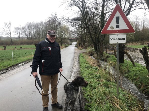 Heinz Rehling geht mit Hund Renzo fast täglich durch den „Kuhtunnel" (im Hintergrund) in Bexten. Seiner Erfahrung nach hat der Verkehr auf der schmalen Straße deutlich zugenommen. - © Thomas Reineke