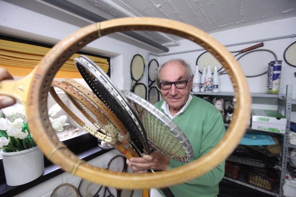 140 Schläger aus den vergangenen 60 Jahren: Michael Koderisch pflegt sein Tennis-Museum mit den vielen bespannten Schätzchen mit großer Hingabe. - © Vera Gerstendorf-Welle