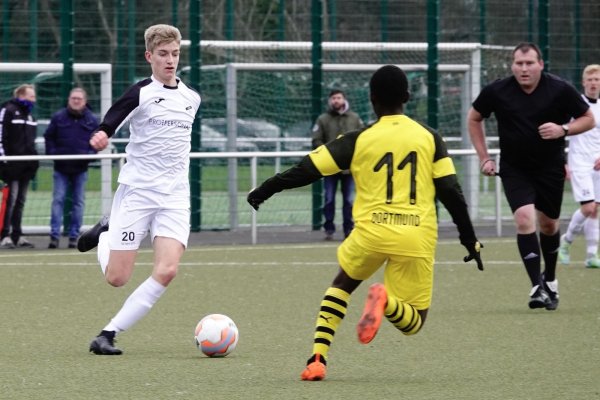 Defensivspieler im Spielaufbau: Mika Fuhrmann im Dress des SC Verl bei der Niederlage gegen Borussia Dortmund - © Frank Machwitz