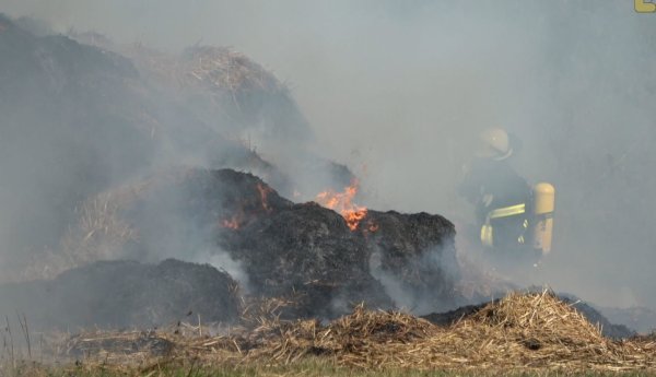 Das Feuer frisst sich von außen nach innen durch die Strohballen. - © Freitag TV