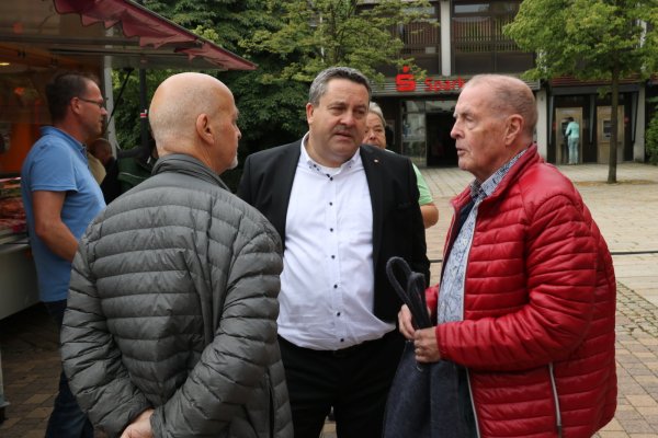 Im Dialog: Landrat Axel Lehmann spricht beim Wochenmarkt auf dem Horner Marktplatz mit Bürgern. - © Till Sadlowski
