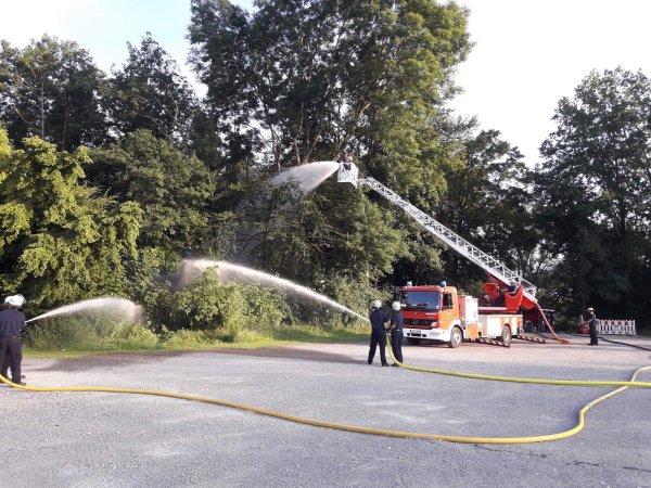 Nur eine Übung: Die Feuerwehr probt die richtige Taktik für den Waldbrand. Denn Flammen im Forst sind für die Helfer immer eine besondere Herausforderung. - © Stephan Helms/Feuerwehr Lemgo