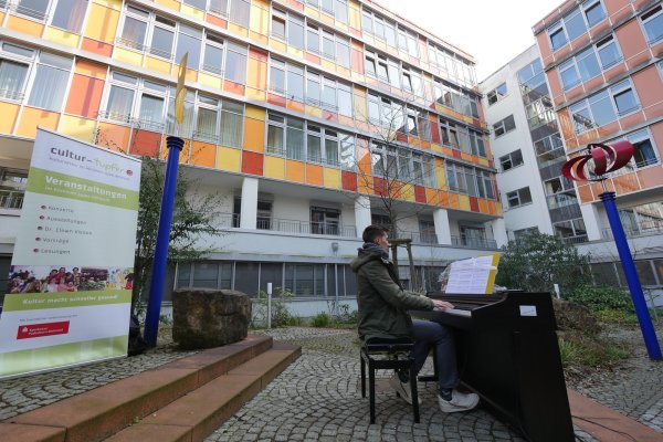 Musik im Innenhof des Klinikums. - © Jost Wolf