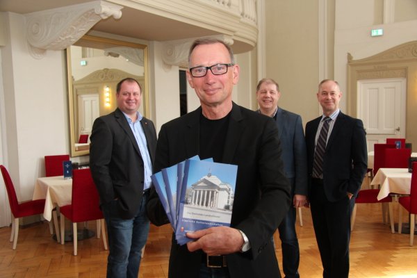 Präsentieren das neue Heft: Autor Dr. Joachim Kleinmanns (vorne) mit (hinten, von links) Arne Brand (Landesverband Lippe), Dr. Stefan Wiesekopsieker (Lippischer Heimatbund) und Stefan Dörr (Landestheater Detmold). - © Jana Beckmann