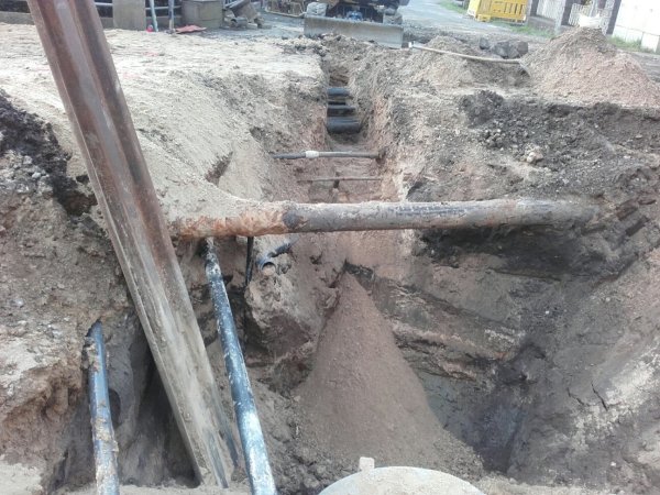 Die Trasse eines Gewässerdurchlasses der Baustelle Heidenoldendorfer Straße zeigt, dass die Bauarbeiter Rücksicht auf zahlreiche vorhandene Leitungen und Kabel im Untergrund nehmen müssen. - © Stadt Detmold