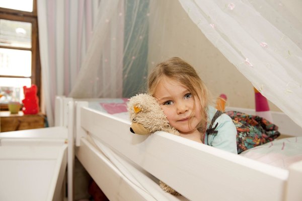 In mehreren Bundesländern fordern Gesundheitsämter Eltern dazu auf, ihre Kinder in einem Raum getrennt vom Rest der Familie zu isolieren, wenn ein Corona-Verdacht besteht. - © picture alliance