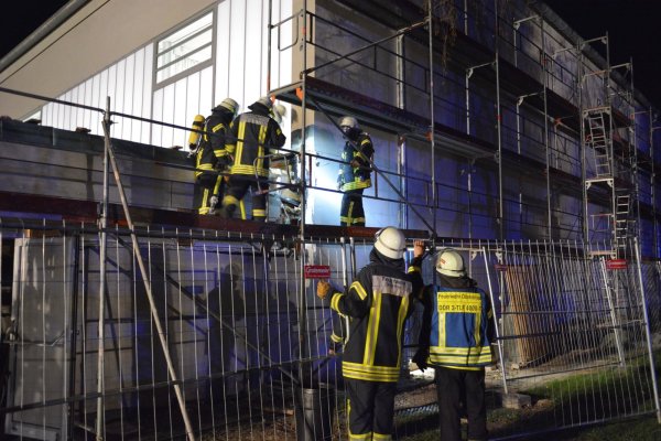 Die Feuerwehr Dörentrup wurde unter dem Alarmstichwort „Dach der
Turnhalle brennt" alarmiert und rückte mit allen Einheiten aus. Dank des
mutigen Eingreifens der Ersthelfer konnte Schlimmeres verhindert werden. - © Tanja Watermann