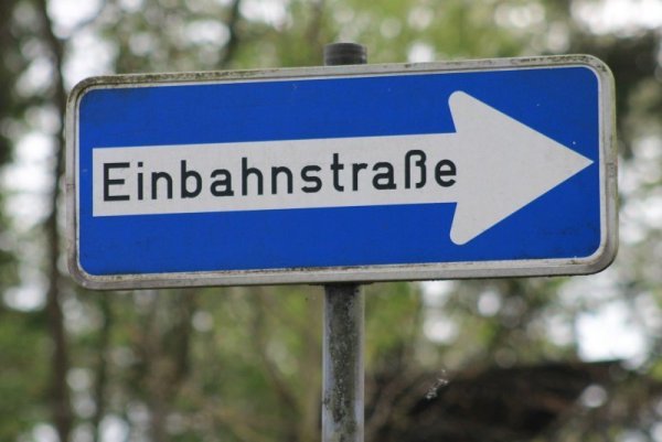 Symbolbild Einbahnstraße. - © Pixabay