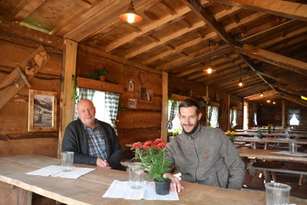Berater Michael Delker (links) und Betreiber der Seeterassen, Kai-Daniel Schmidt, bereiten sich auf die Hüttensaison am Schiedersee ab Mitte Oktober vor. - © Tanja Watermann