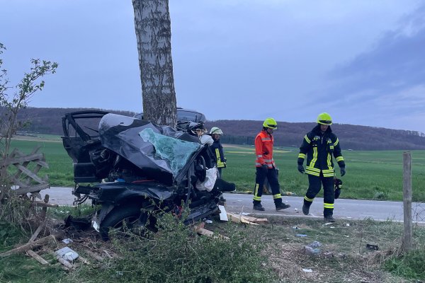 Fünf Menschen waren in dem Auto. - © HannoverReporter/dpa