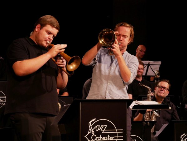 Lehrer-Schüler- Dialog. Frederik Köster (rechts im Bild) und Benjamin Schmidt führen ein beeindruckendes Zwiegespräch am Flügelhorn mit dem Jazzorchester OWL. - © Thomas Krügler