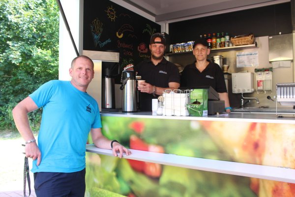 Foodtruck statt Kiosk: Bademeister Jörg Mengedoht (links) freut sich, einen neuen Betreiber im Blomberger Freibad gefunden zu haben. Den integrativen Mitarbeitern Marc Klaus und Cornelia Fröhlich bereitet die Arbeit im Foodtruck sehr viel Freude. - © Michaela Weiße