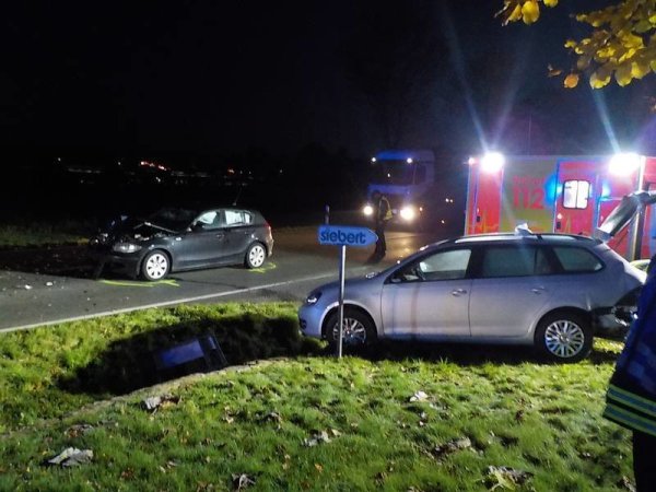 Bei dem Unfall am Donnerstagmorgen wurde eines der Autos derart verformt, dass die Feuerwehr die Tür aufspreizen musste. Erst dann konnte das Unfallopfer gerettet werden. - © Feuerwehr Lemgo