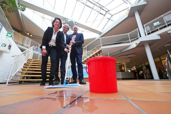 Es regnet durch: Eva Ellminger, Jörg Karlikowski und Stefan Freitag greifen hier symbolisch zum Aufnehmer der an regnerischen Tagen aber tatsächlich an mehreren Stellen im Gebäude zum Einsatz kommt. Und statt der großzügigen Eingangshalle im Stil der 80er Jahre brächten die Stadtwerke heute eher mehr Büro- und Besprechungsräume. - © Jost Wolf