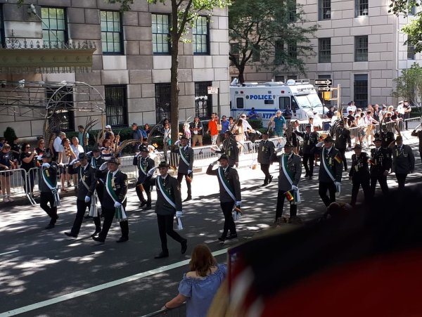 Wie Hähne im Korb: Es ist nicht leicht, auf dem Times Square in New York aufzufallen, mit ihren langen Federn an den Hüten gelingt es den Oerlinghauser Schützen jedoch mühelos. - © Schützengesellschaft