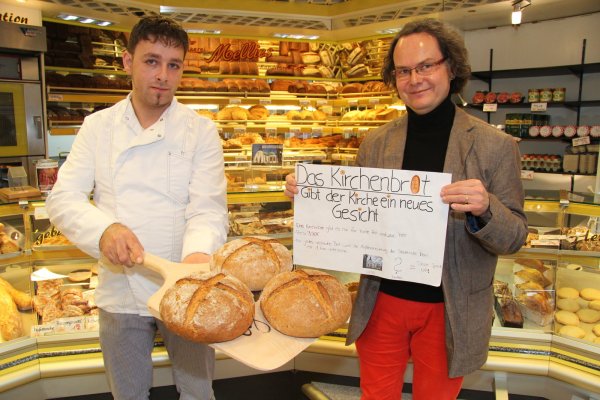Das Brot mit dem Kreuz soll der evangelische Kirchengemeinde helfen, die Stadtkirche in neuem Glanz erstrahlen zu lassen. Bäckermeister Jan Mellies (links) und Pfarrer Matthias Zizelmann (rechts) hoffen, dass es möglichst vielen Menschen schmeckt. - © Dieter Asbrock