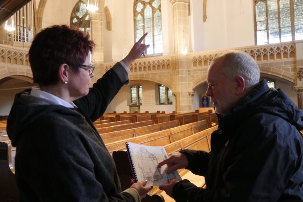 Architektin Dr. Manuela Kramp und Kirchenvorstandsvorsitzender Lothar Teckemeyer schauen sich die Pläne für die Innenraum-Sanierung der Christuskirche an. - © Jost Wolf