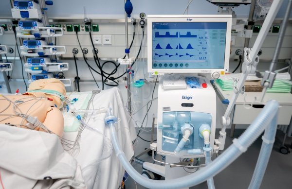 Eine Dummy-Puppe liegt auf einem Bett einer Intensivstation an einem Beatmungsgerät. - © picture alliance/dpa